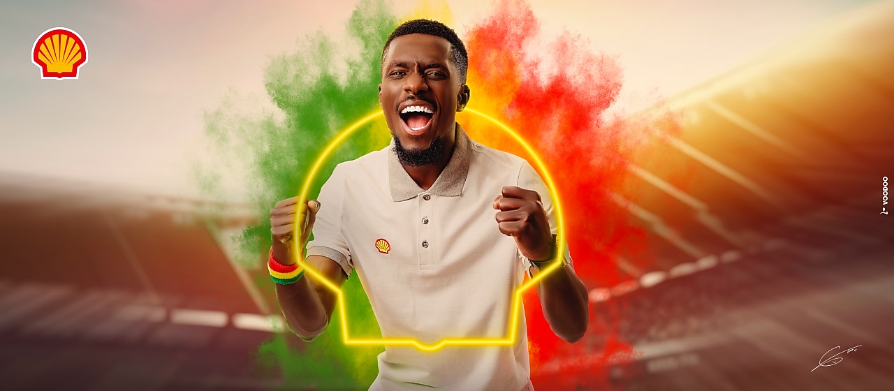 Idrissa gana gueye main sur le cœur, entouré d’un halo lumineux et de fumées vert, jaune et rouge, portant un polo avec logo Shell