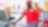Employé d'une station Shell en uniforme rouge faisant le plein d'essence d'une voiture dans une station-service