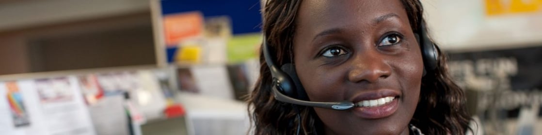 Trois collaborateurs Shell en train d'examiner un projet