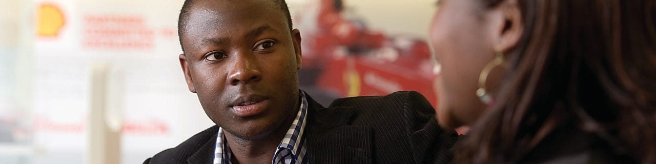 Collaborateur de Shell en train de parler avec une collègue