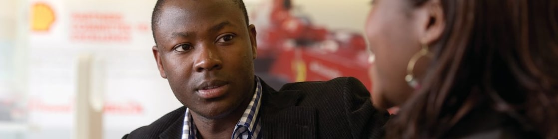 Collaborateur de Shell en train de parler avec une collègue