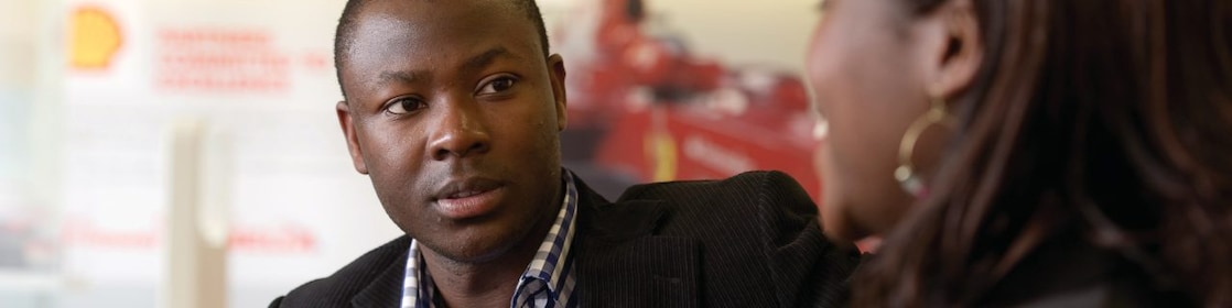 Collaborateur de Shell en train de parler avec une collègue