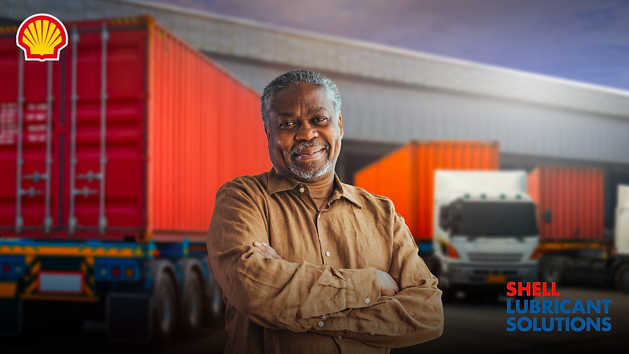 Un homme debout devant des camions portant la marque Shell, avec un texte superposé en français promouvant les solutions de lubrification Shell comme fiables depuis 17 ans.
