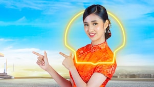 Portrait artistique avec robe traditionnelle chinoise rouge et halo lumineux doré sur fond de ciel bleu