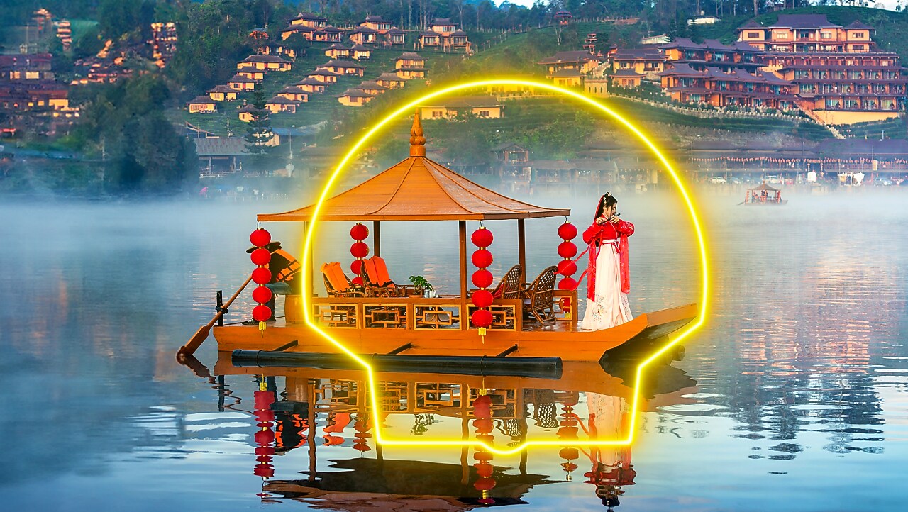 Bateau traditionnel chinois décoré de lanternes rouges sur un lac brumeux, avec un grand cercle lumineux entourant la scène