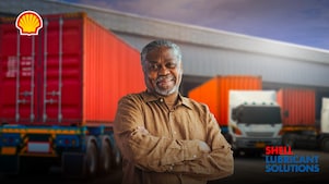 Un homme debout devant des camions portant la marque Shell, avec un texte superposé en français promouvant les solutions de lubrification Shell comme fiables depuis 17 ans.