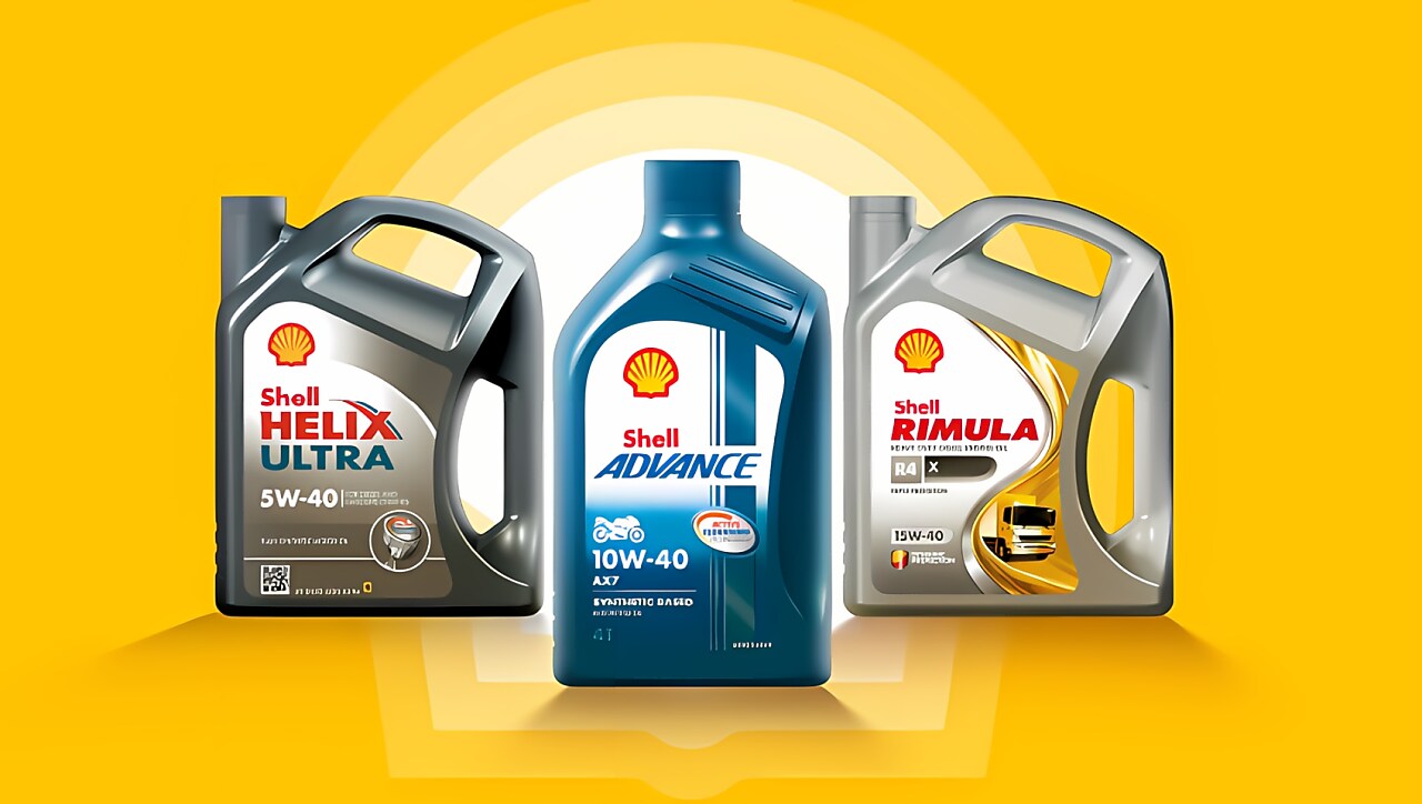 Trois bidons d’huile moteur Shell posés sur un fond jaune : à gauche Shell Helix Ultra 5W-40, au centre Shell Advance 10W-40 4T bleu pour motos, et à droite Shell Rimula 15W-40 gris pour moteurs diesel.