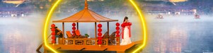 Sur un lac brumeux, un bateau-pavillon chinois décoré de lanternes rouges et illuminé par un halo doré en forme de coquille Shell. Une silhouette en costume traditionnel se tient à bord, avec des habitations éclairées en arrière-plan sur les collines.