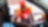Employé Shell en uniforme rouge et jaune saluant un client à travers la fenêtre d'une voiture dans une station-service