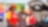 Employée de station-service Shell en uniforme rouge et jaune vérifiant le niveau d'huile d'une voiture avec une cliente souriante