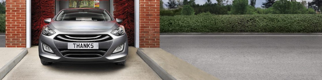 voiture garée à l'intérieur des soins de voiture Shell