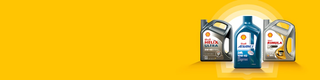 Trois bidons d’huile moteur Shell posés sur un fond jaune : à gauche Shell Helix Ultra 5W-40, au centre Shell Advance 10W-40 4T bleu pour motos, et à droite Shell Rimula 15W-40 gris pour moteurs diesel.