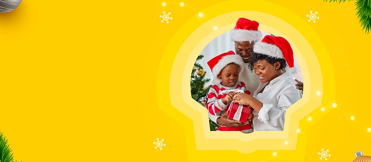 Une famille joyeuse en tenues de Noël avec un cadeau dans les mains, sur fond jaune festif avec le logo Shell.
