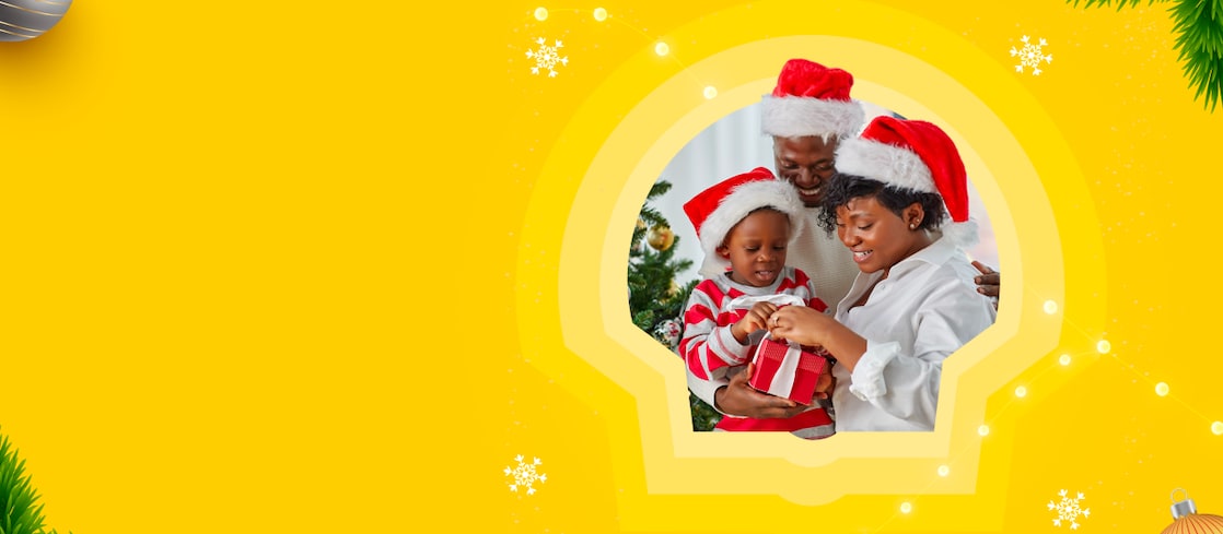 Une famille joyeuse en tenues de Noël avec un cadeau dans les mains, sur fond jaune festif avec le logo Shell.