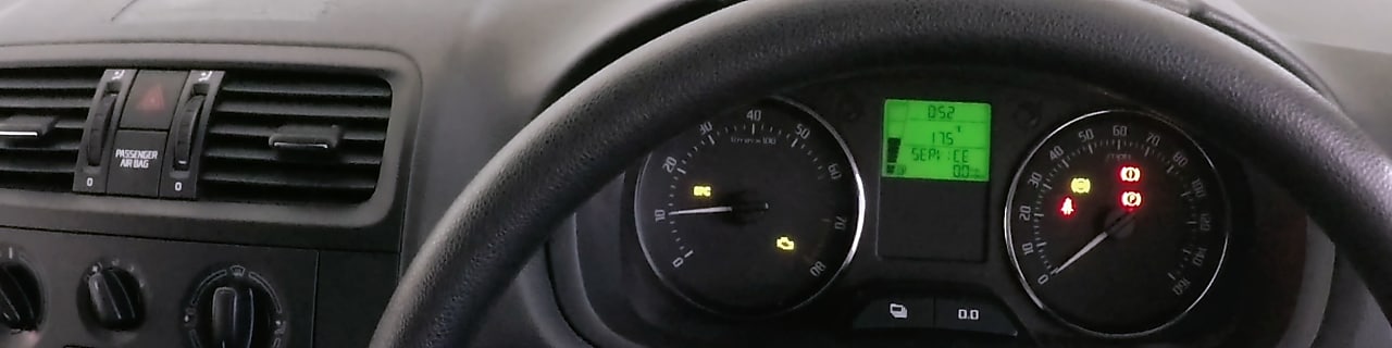 Main posée sur un volant