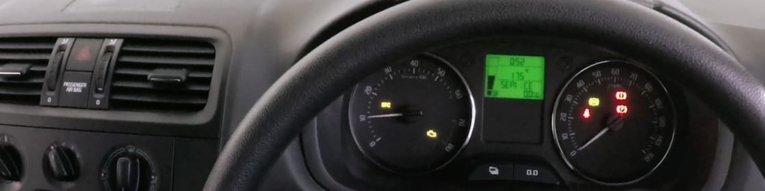 Main posée sur un volant
