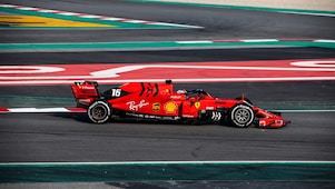 Voiture Ferrari F1 numéro 16 en action sur un circuit de course avec bordures rouge et vert