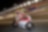 Pilote Ducati roulant vite sur une moto, sur un circuit, de nuit.