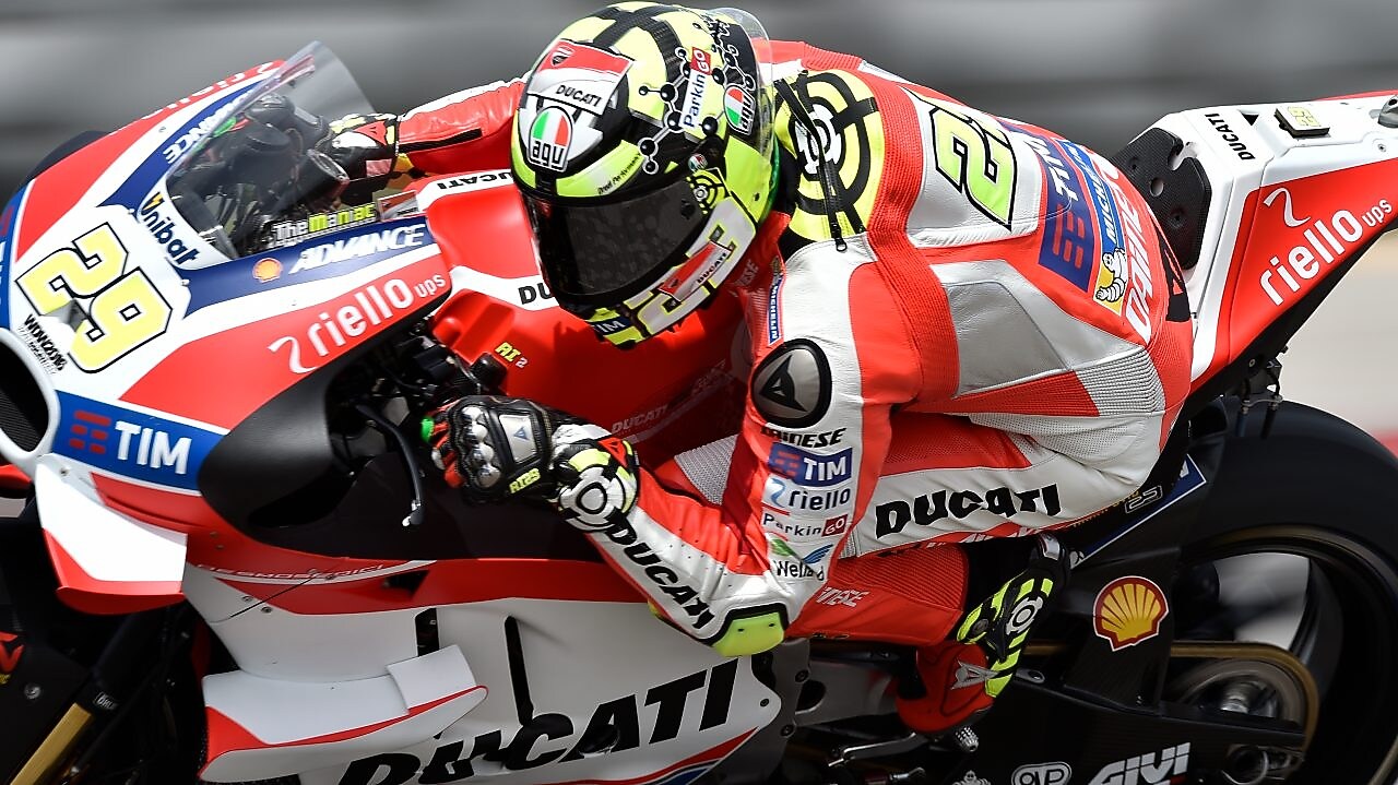 Pilote Ducati sur une superbike abordant un virage pendant une course