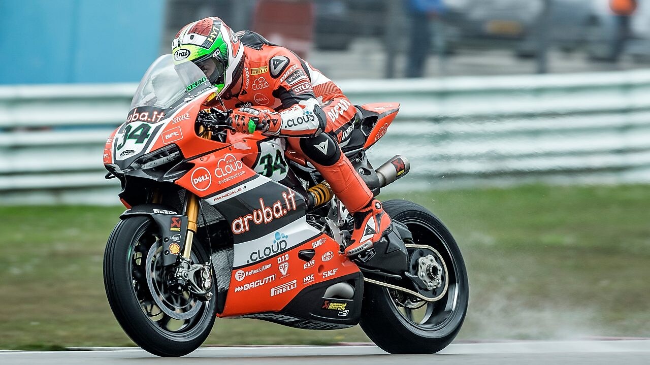 Pilote Ducati sur une ligne droite lors du championnat du monde de Superbike