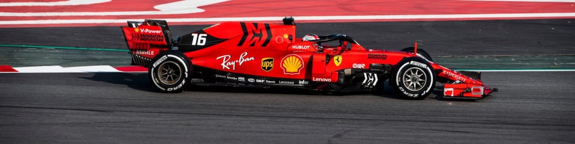 Formule 1 Ferrari sur un circuit de course