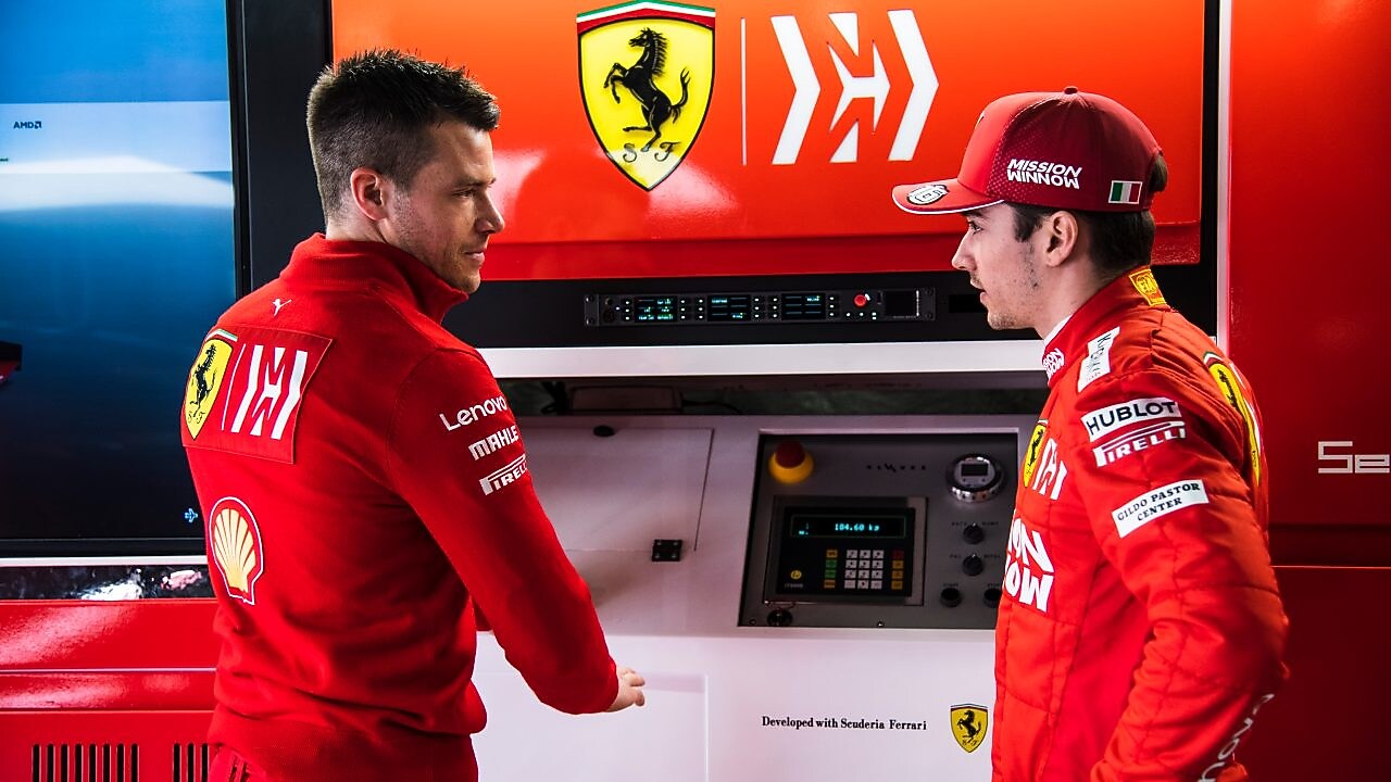 Shell  et Charles Leclerc faisant la promotion de shell v-power