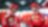 Deux pilotes Ferrari en combinaison rouge et casquette discutent dans le garage de l'équipe pendant un Grand Prix de F1