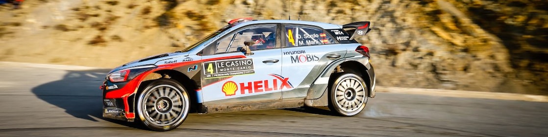 Voiture de rallye dérapant dans un virage lors du championnat du monde des rallyes