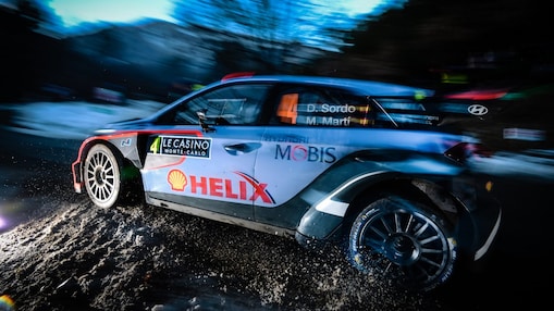 Voiture de rallye à l'aube, pendant une course du championnat du monde des rallyes