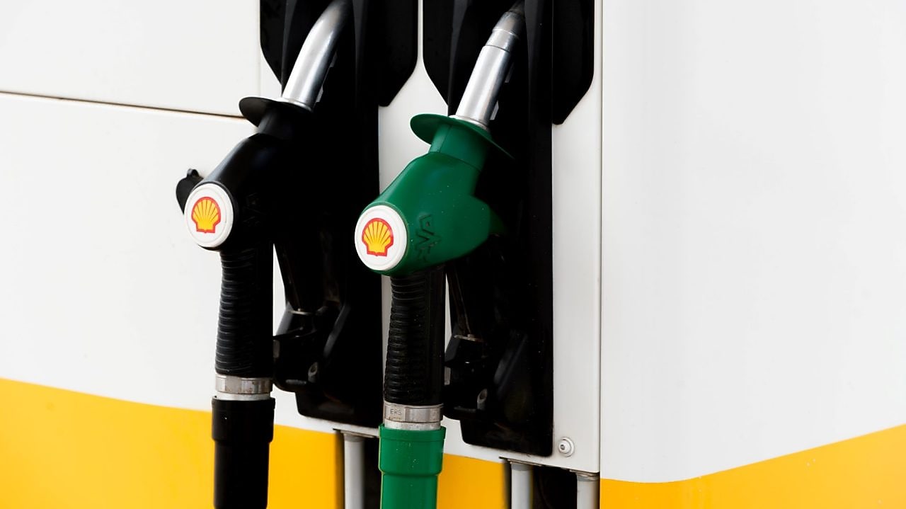 Pompes à essence noires et vertes d'une station Shell montrant deux types de carburant différents