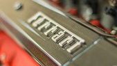 Logo Ferrari sur le moteur d'une Ferrari