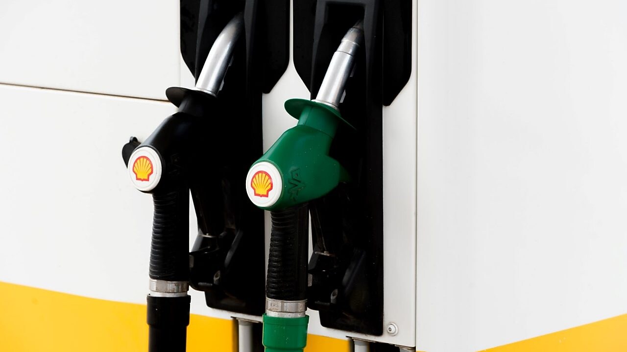 Pompes à essence noires et vertes d'une station Shell montrant deux types de carburant différents