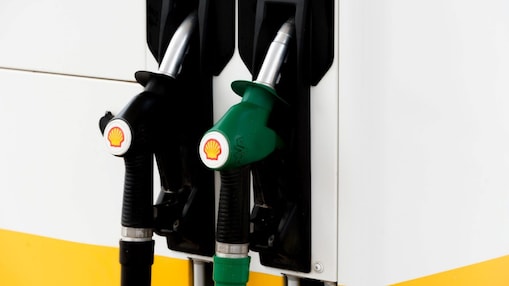 Pompes à essence noires et vertes d'une station Shell montrant deux types de carburant différents