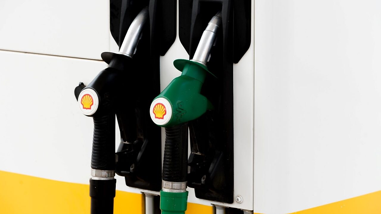 Pompes à essence noires et vertes d'une station Shell montrant deux types de carburant différents