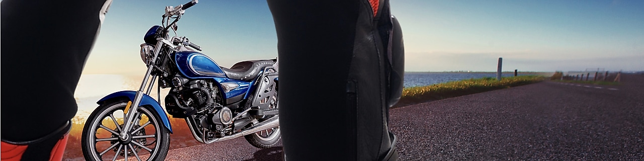 une moto stationnée au bord de la route