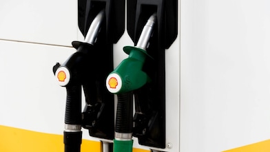 Pompes à essence noires et vertes d'une station Shell montrant deux types de carburant différents