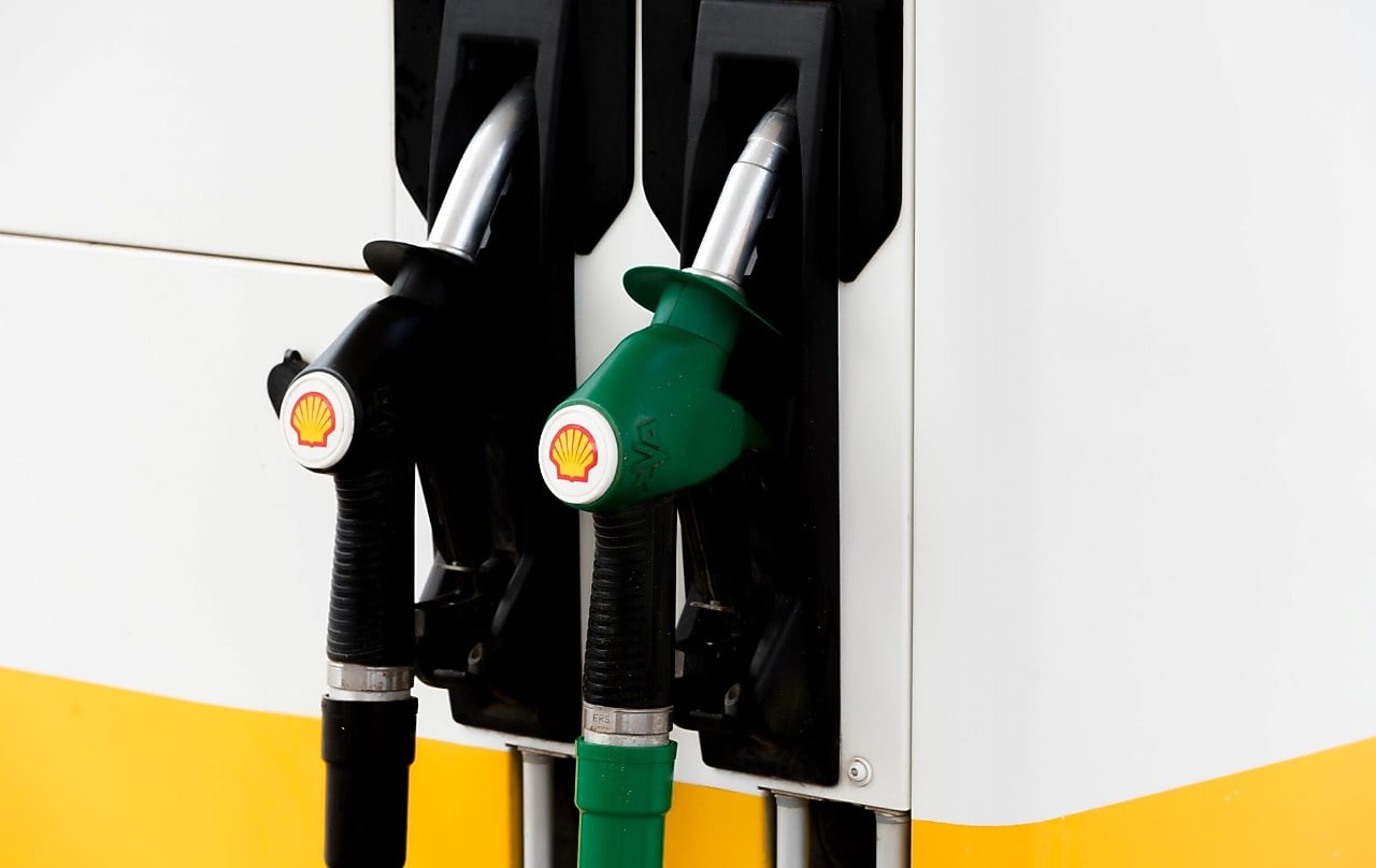 Pompes à essence noires et vertes d'une station Shell montrant deux types de carburant différents