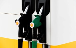 Pompes à essence noires et vertes d'une station Shell montrant deux types de carburant différents