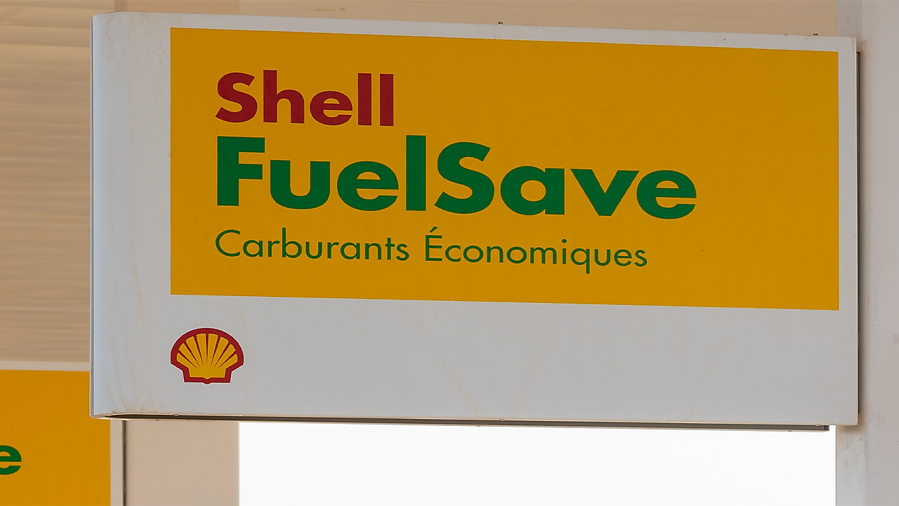 Panneau publicitaire Shell FuelSave avec logo, promotion de carburants économiques sur fond jaune et blanc