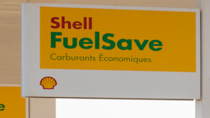 Panneau publicitaire Shell FuelSave avec logo, promotion de carburants économiques sur fond jaune et blanc