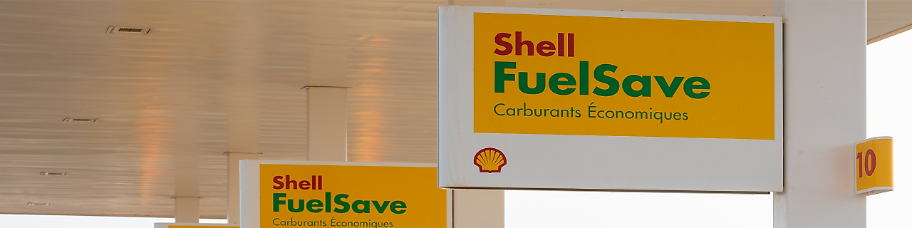 Panneau publicitaire Shell FuelSave avec logo, promotion de carburants économiques sur fond jaune et blanc