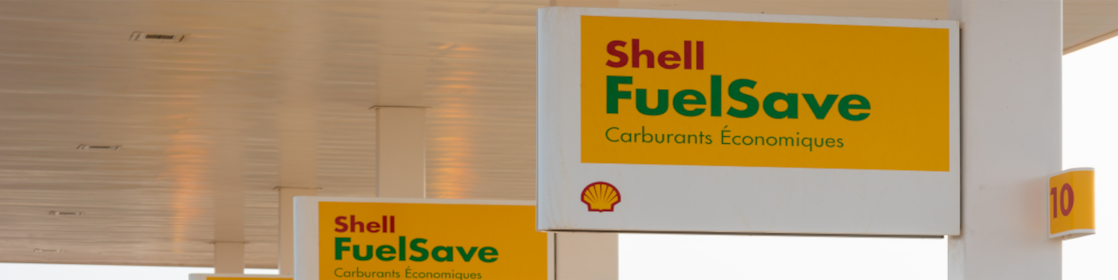 Panneau publicitaire Shell FuelSave avec logo, promotion de carburants économiques sur fond jaune et blanc