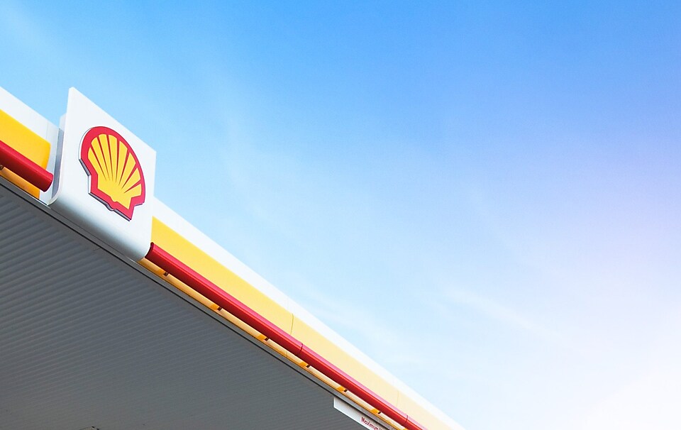 Logo avec coquillage pecten de Shell dans une station d'essence