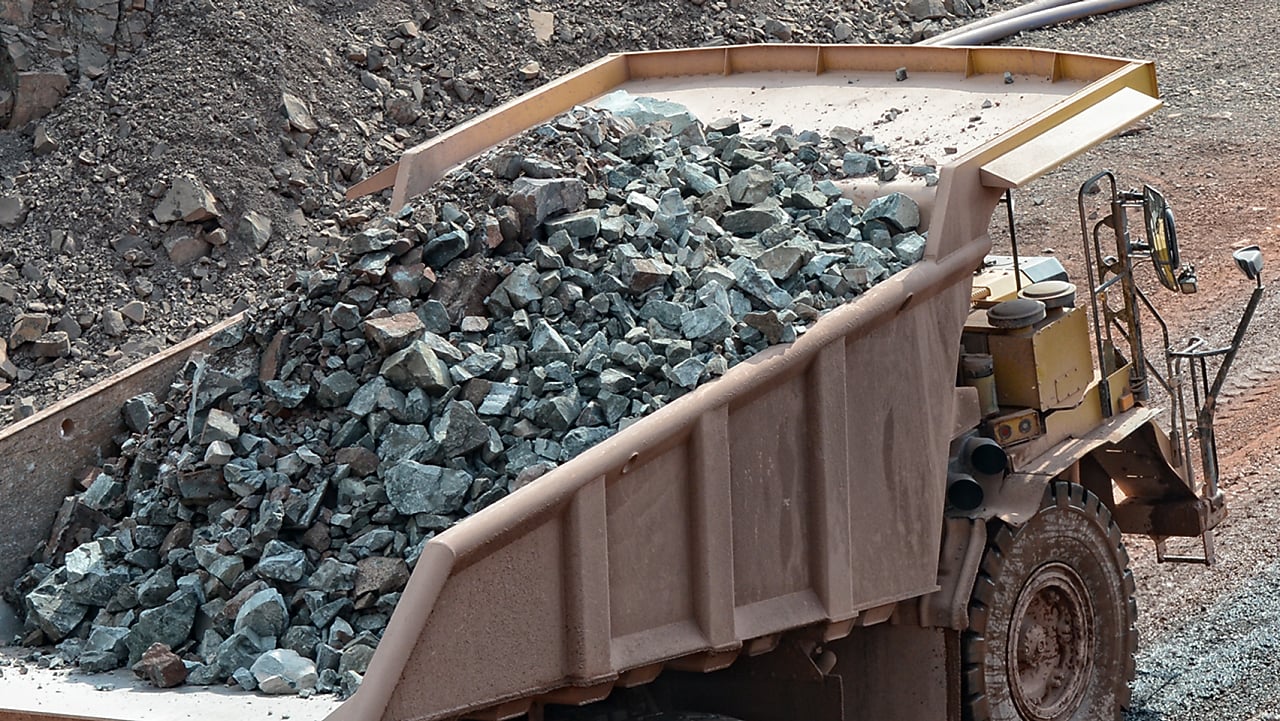 Benne de camion minier chargée de minerai brut extrait d'une mine à ciel ouvert