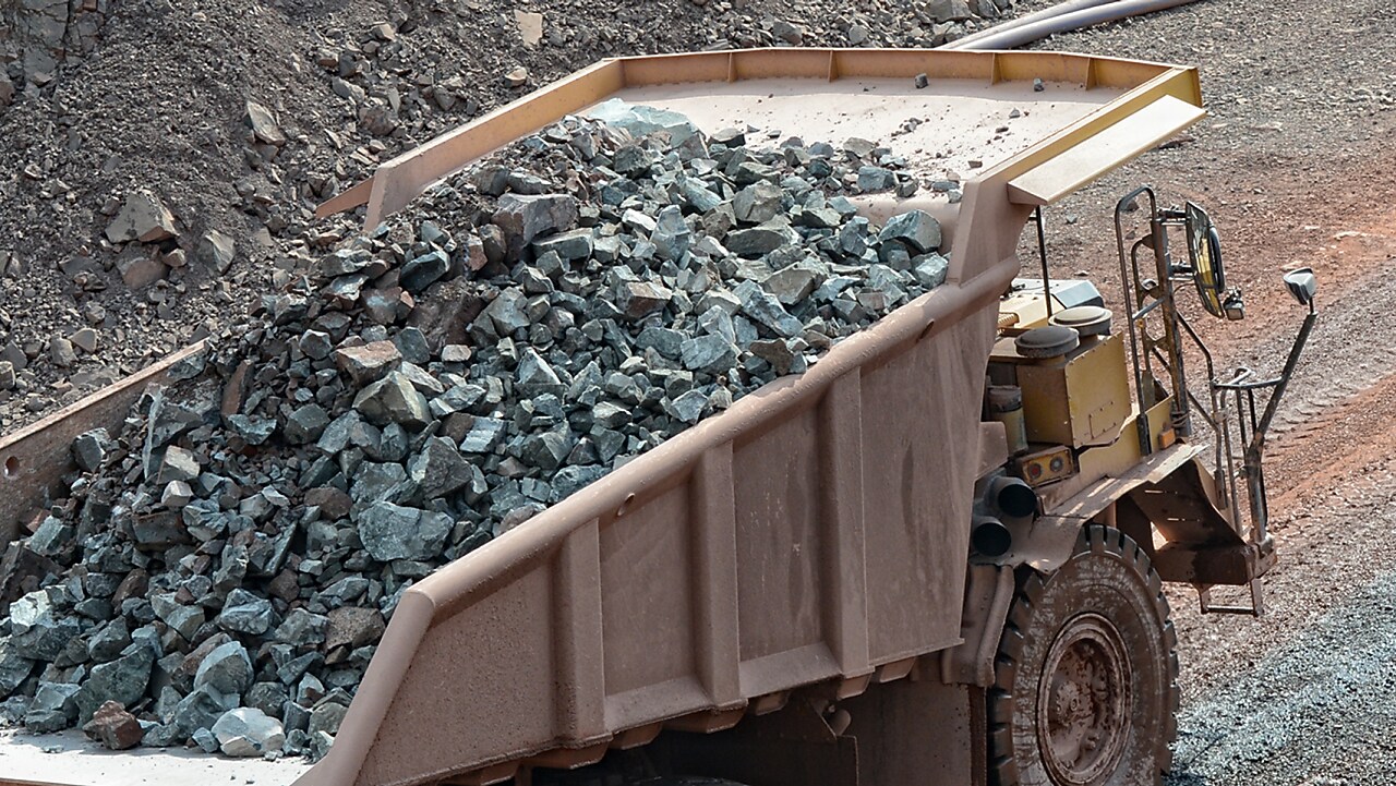 Benne de camion minier chargée de minerai brut extrait d'une mine à ciel ouvert